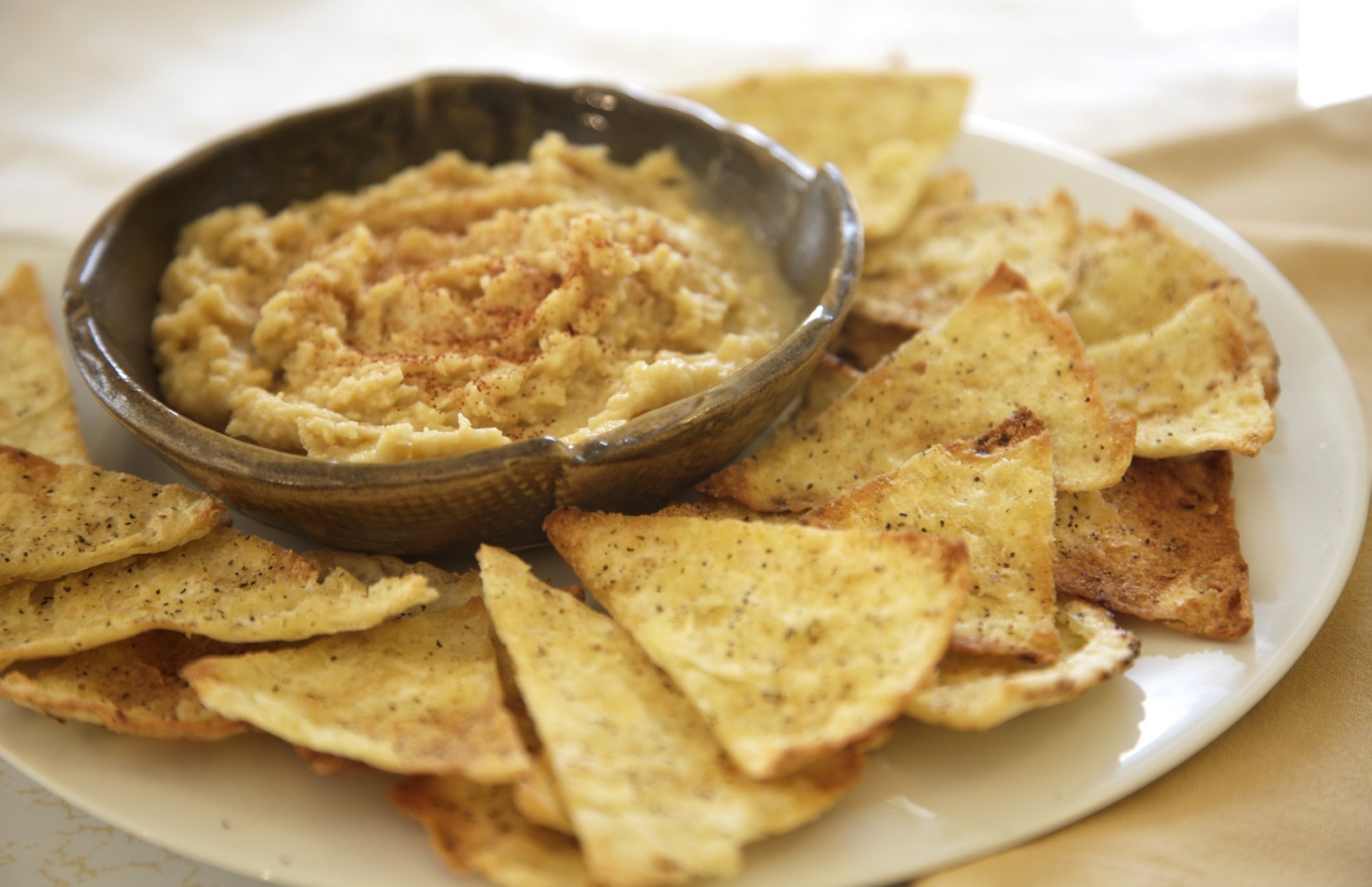 hummus-with-pita-triangles-calphalonusastore