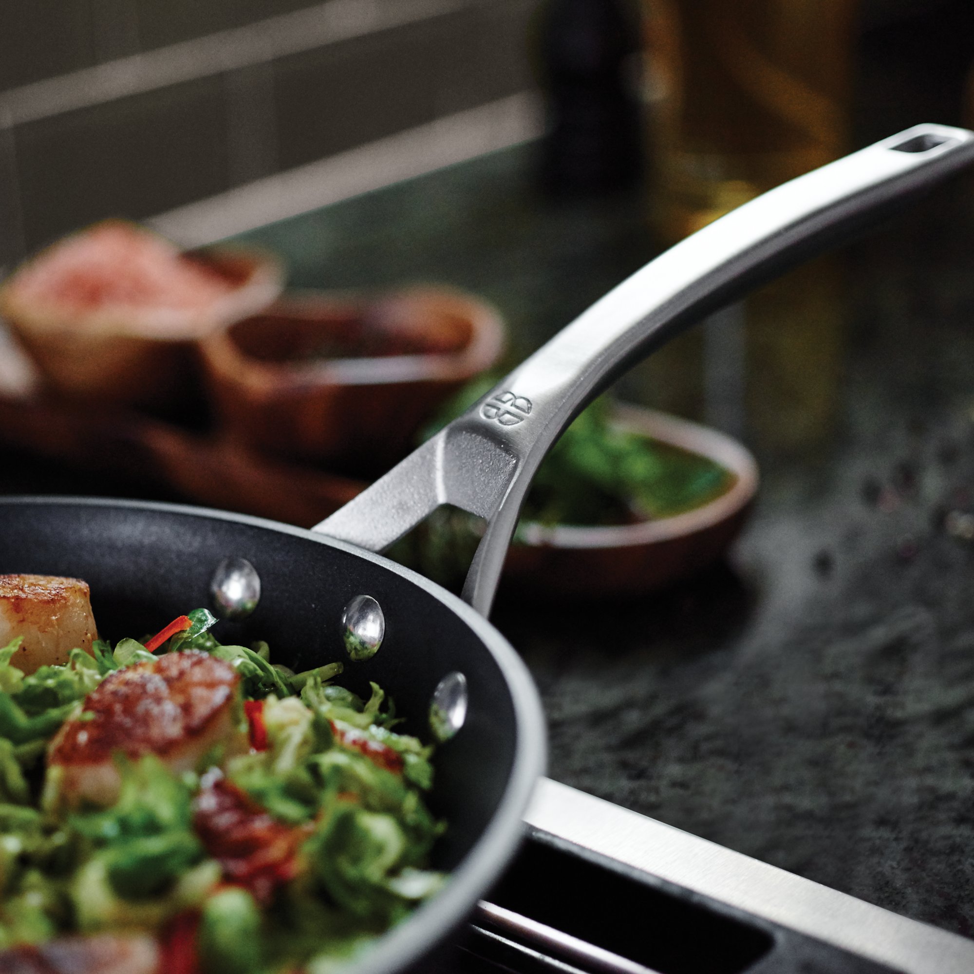 Calphalon Signature™ Nonstick 10in. Omelette Pan CalphalonUSAStore